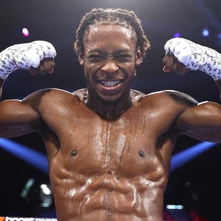 Keyshawn Davis Crowned New Lightweight Champion After Spectacular Fourth-Round Knockout