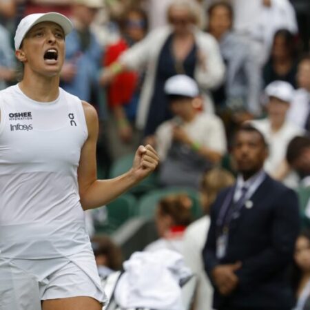 Iga Świątek Navigates Grass to Secure Second Wimbledon Quarterfinal Berth