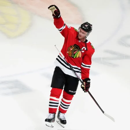 The Enduring Echoes of Greatness: Jonathan Toews’ Resilient Return, Championed by Patrick Kane